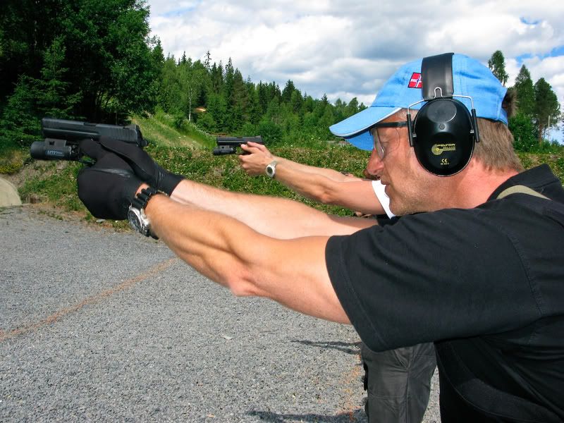 IMAGE: http://i27.photobucket.com/albums/c158/mat-bjoe/Forumbilder/firinggun.jpg