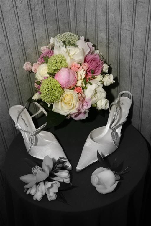 IMAGE: http://i27.photobucket.com/albums/c170/tj289/Wedding%20at%20Wellington%20Barn/DaveKellyWedding047Large.jpg