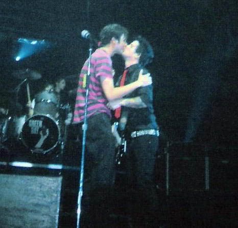 1bjkissing.jpg