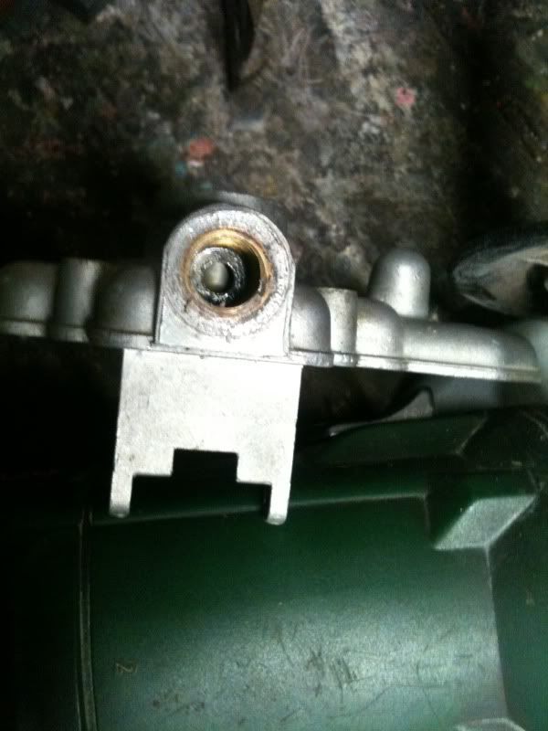 http://i27.photobucket.com/albums/c181/Humptydub/POS60T/DCOE_fuelinlet2.jpg