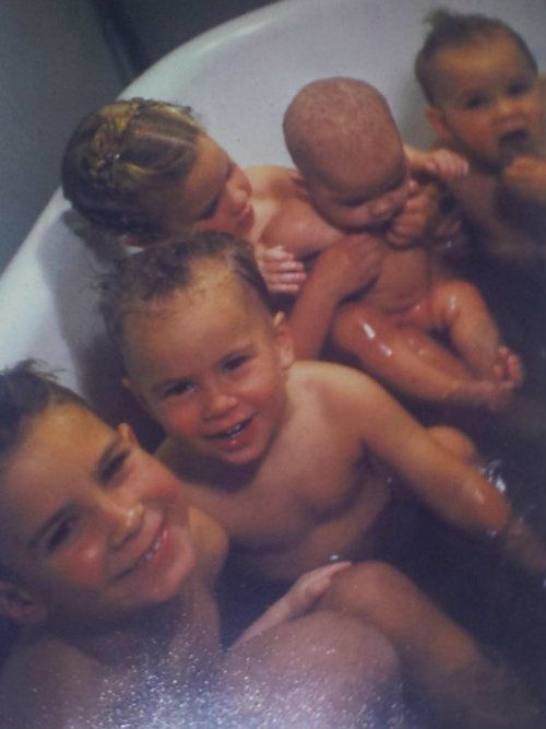 6 kids in the bath